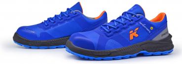Das Bild zeigt ein Paar sportliche, blaue Schuhe mit einer stabilen, schwarzen Sohle. Die Zunge und Details in Orange sorgen für einen modernen Look und Komfort.