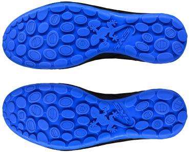 Das Bild zeigt die Unterseite von zwei Sportschuhen. Die Sohle ist in Blau gehalten und hat eine Struktur mit runden Vertiefungen. In der Mitte ist ein stilisierter Gecko abgebildet.