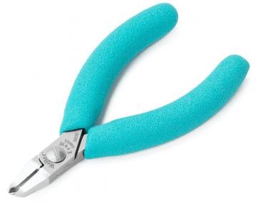 Es handelt sich um eine klassische Zange mit blauen, griffigen Gummihüllen. Die Spitzen sind aus Metall und zum Schneiden geeignet. Sie liegt gut in der Hand.