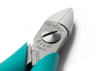 Das Bild zeigt eine hochwertige Zange mit einem silbernen, scharfen Kopf und blauen, ergonomischen Griffen. Die Marke "Weller" ist eingraviert. Die Zange hat ein präzises Design.
