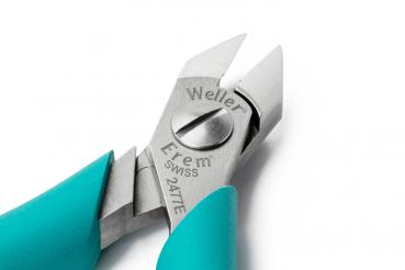 Das Bild zeigt eine Zange mit gebogenen, scharfen Klingen und einem metallischen Mittelteil. Die Griffe sind in einem kräftigen Türkis gehalten, was einen guten Kontrast zum Silber des Metalls bietet.