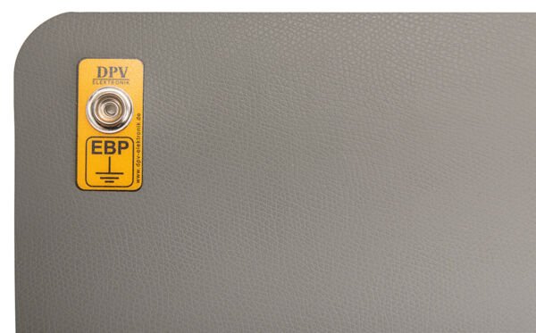 Das Bild zeigt eine graue Oberfläche mit einer abgerundeten Ecke. Oben links befindet sich ein gelbes Etikett mit dem Text "DPV EBP" und einer Befestigungsstelle.