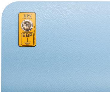 Das Bild zeigt eine blaugraue Oberfläche mit einem abgerundeten Eck. An der Oberfläche befestigt ist ein kleines, gelbes Schild mit einer Metallbuchse und den Aufschriften ?DPV? und ?EBP?.