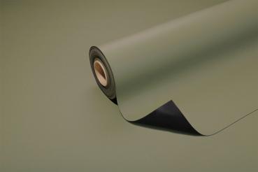 Das Bild zeigt eine Rolle in olivgrünem Papier, die teilweise abgerollt ist. Die Oberfläche ist mattschimmernd und die Unterseite ist schwarz. Der Hintergrund ist einfarbig und harmonisch.