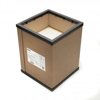 Das Bild zeigt einen quadratischen, braunen Karton mit schwarzem Rand. Er ist leer, hat eine offene Oberseite und eine beschriftete Seite. Der Karton hat eine glatte, feste Oberfläche.