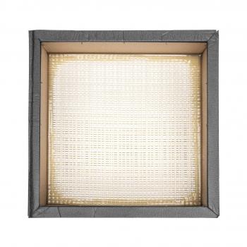 Das Bild zeigt einen quadratischen Rahmen mit einem Gitter aus durchscheinendem Material in der Mitte. Der Rahmen hat eine dunkle, matte Oberfläche. Die innere Fläche wirkt hell und gleichmäßig.