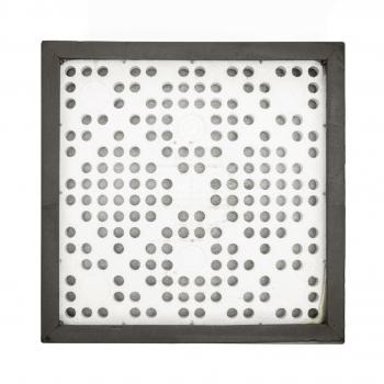 Das Bild zeigt eine quadratische Platte mit vielen kleinen Löchern, die in einem Muster angeordnet sind. Der Rahmen ist dunkel, während die Mitte hell ist. Die Löcher variieren in Größe und sind gleichmäßig verteilt.