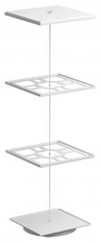 Das Bild zeigt ein modernes, freistehendes Regal mit drei quadratischen, weißen Ablagen, die durch eine schlanke Stange verbunden sind. Die Ablagen sind minimalistisch gestaltet.
