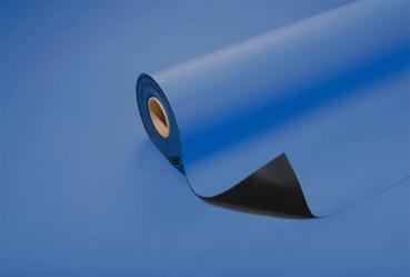 Das Bild zeigt eine Rolle blauen Papiers, die teilweise abgewickelt ist. Die Oberfläche ist glatt und glänzend. Unten ist ein schwarzer Bereich sichtbar, während der Rest blau ist.