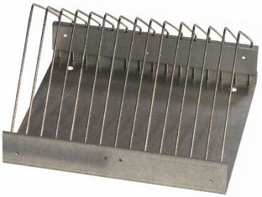 Das Bild zeigt einen langen, schmales Metallstück mit drei hervorstehenden Schrauben oder Aufhängungen entlang der Länge. Es hat eine glatte Oberfläche und ist eher schmal.