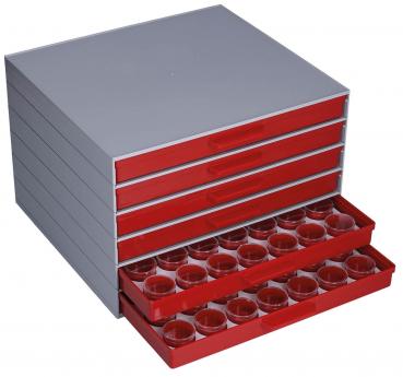 Das Bild zeigt eine graue Aufbewahrungsbox mit roten Schubladen. Eine Schublade ist open und enthält kleine runde Behälter. Insgesamt sind fünf Schubladen sichtbar.