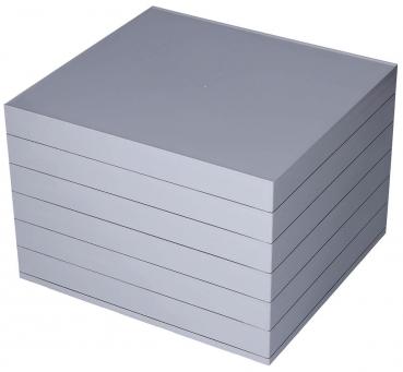 Das Bild zeigt einen Stapel grauer, rechteckiger Platten. Sie sind gleichmäßig übereinander gestapelt, mit klaren, geraden Kanten und ohne zusätzliche Verzierung.