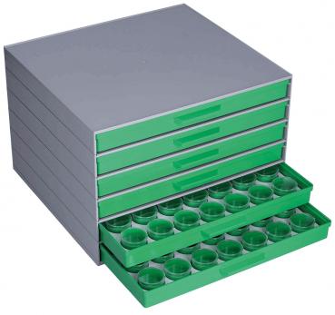 Das Bild zeigt eine flache, graue Aufbewahrungsbox mit mehreren grünen Schubladen. Eine Schublade ist herausgezogen und enthält kreisförmige Fächer für kleine Objekte.