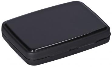 Das Bild zeigt eine rechteckige, flache Box in schwarz mit scharfen Kanten. Sie hat einen glatten Deckel und eine vermutlich klappbare Öffnung an einer Seite.
