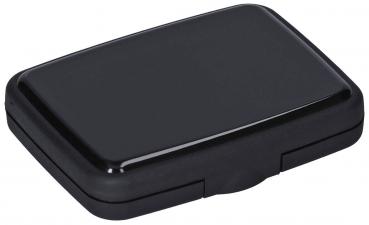 Das Bild zeigt eine rechteckige, matte schwarze Box mit abgerundeten Ecken. Sie hat einen gleichmäßigen, glatten Oberflächenbereich und eine schmale, leichte Vertiefung in der Mitte zur Öffnung.