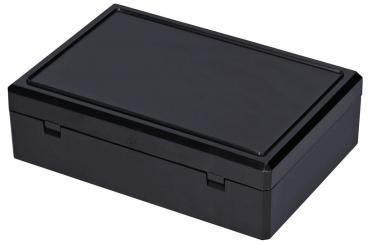 Das Bild zeigt eine rechteckige Box in Schwarz. Sie hat eine glatte, glänzende Oberfläche und einen einfachen, flachen Deckel. Die Kanten sind scharf und die Box ist stabil.