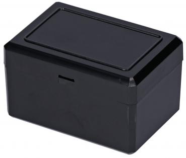 Es handelt sich um eine schwarze, rechteckige Box mit einem flachen Deckel. Die Kanten sind leicht abgerundet, und eine schmale Öffnung an der Vorderseite ermöglicht das Einlegen von Objekten.