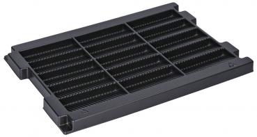 Das Bild zeigt ein flaches, schwarzes Tablett aus Kunststoff mit vertieften Rillen. Es hat mehrere gleichmäßige Fächer und ist rechteckig, mit abgeschrägten Kanten. Ideal zum Organisieren von Gegenständen.