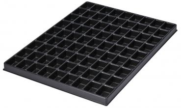 Das Bild zeigt eine rechteckige, schwarze Ablage mit vielen kleinen Fächern. Es gibt insgesamt 56 identische, quadratische Fächer, die gleichmäßig angeordnet sind.