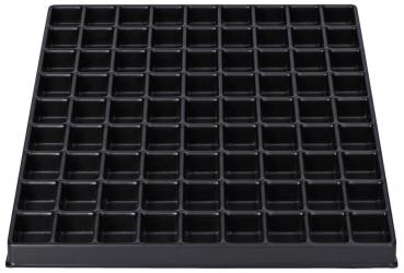 Das Bild zeigt eine schwarze quadratische Platte mit 64 kleinen, gleichmäßig verteilten Vertiefungen in einem 8x8-Raster. Sie hat einen flachen, glatten Rand. 
