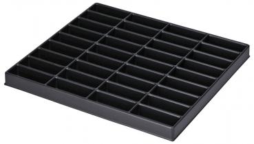 Das Bild zeigt ein quadratisches, schwarzes Ablagesystem mit 25 rechteckigen Fächern, die gleichmäßig angeordnet sind. Es dient zur Aufbewahrung von kleinen Gegenständen.