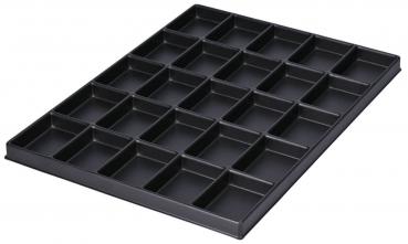 Das Bild zeigt ein schwarzes Tablett mit 24 gleichmäßig verteilten, rechteckigen Fächern. Es hat einen flachen Rand und ist aus Kunststoff gefertigt.