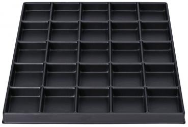 Das Bild zeigt ein schwarzes Kunststofftablett mit gleichmäßigen, kleinen Fächern in einem quadratischen Layout. Es hat insgesamt 36 Fächer, die alle gleich groß sind.