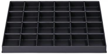 Das Bild zeigt ein schwarzfarbenes Kästchen mit 25 quadratischen Fächern, angeordnet in 5 Reihen und 5 Spalten. Es hat eine flache, rechteckige Form und ist aus Kunststoff.