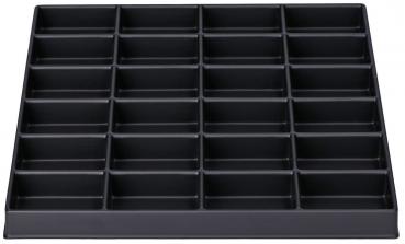 Das Bild zeigt eine quadratische schwarze Ablage mit 25 rechteckigen Fächern. Die Fächer sind gleichmäßig angeordnet und dienen zur Aufbewahrung von kleinen Gegenständen.
