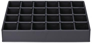Das Bild zeigt eine rechteckige, flache, schwarze Box mit 24 gleichmäßigen Fächern, die in vier Reihen und sechs Spalten angeordnet sind. Die Fächer sind quadratisch und offen.