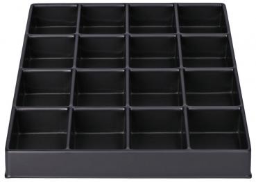 Das Bild zeigt ein schwarzes, flaches Behältnis mit 20 gleich großen Fächern, die in einem 4x5-Raster angeordnet sind. Es hat einen stabilen Rahmen und ist aus einem glänzenden Material gefertigt.
