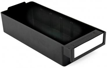 Das Bild zeigt eine schwarze, rechteckige Box ohne Deckel. Sie hat eine glatte Oberfläche und einen weißen Platz für ein Etikett an einer kurzen Seite. Die Innenwände sind strukturiert.