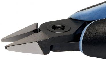 Das Bild zeigt eine Zange mit spitzen, scharfen Klingen, die leicht nach außen gebogen sind. Der Griff ist schwarz und blau, der Gelenkbereich ist sichtbar. Die Klingen sind metallisch und präzise.