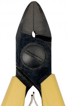 Das Bild zeigt eine Zange mit einer spitzen, scharfen Schnittfläche. Die Griffe sind gelb und der Kopf ist aus schwarzem Metall. In der Mitte ist ein kreisförmiger Bereich mit einer Kerbe.