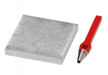 Auf dem Bild ist ein graues, quadratisches Metallstück und ein roter Bleistift mit einer spitz zulaufenden Mine zu sehen. Der Kontrast zwischen dem glatten Metall und dem farbigen Stift ist auffällig.