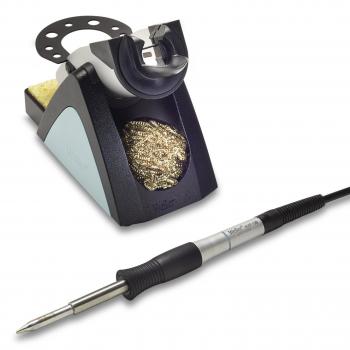 Das Bild zeigt einen Lötkolben mit einem Elektrokabel und einem Lötgerät. Das Gerät hat eine rechteckige Basis mit einer Metallschicht, um den Lötkolben abzulegen, und eine Auffangschale mit Metallspänen.