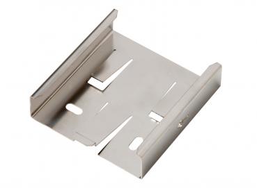 Das Bild zeigt eine rechteckige, flache Metallhalterung. Sie hat eingeschnittene Öffnungen und zeigt eine silberne, glänzende Oberfläche. Die Kanten sind scharf und klar definiert.