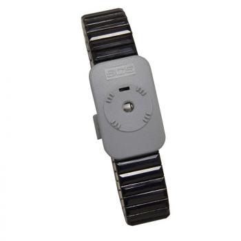 Das Bild zeigt ein graues Armband mit einem breiten, flexiblen Band. In der Mitte befindet sich ein rechteckiges Gehäuse mit einem runden, erhabenen Knopf und einfachen Markierungen.