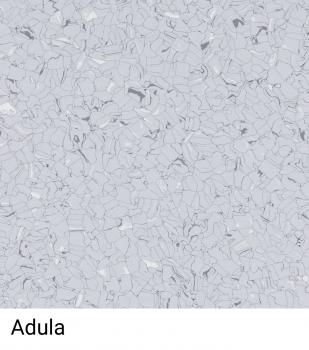 Das Bild zeigt eine helle, graue Oberfläche, die aus vielen kleinen, unregelmäßigen und glänzenden Teilchen besteht. Diese sind in verschiedenen Grautönen angeordnet. Unten steht "Adula".