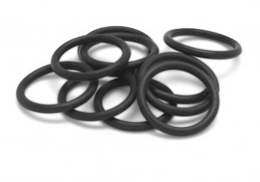 Das Bild zeigt mehrere schwarze Gummiringe, die sich übereinander stapeln. Die Ringe haben eine glatte, runde Form und variieren leicht in der Position.