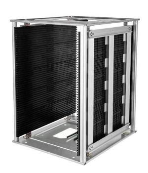 Das Bild zeigt eine quaderförmige Struktur aus Aluminium mit schwarzen Lamellen an den Seiten. Die Lamellen sind vertikal angeordnet und schaffen einen modernen, technischen Look.
