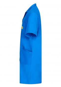 Das Bild zeigt ein Kleidungsstück: Ein blaues, kurzärmliges Oberteil mit einem Kragen. Es hat zwei Taschen auf der Vorderseite und wirkt einfach und funktional.