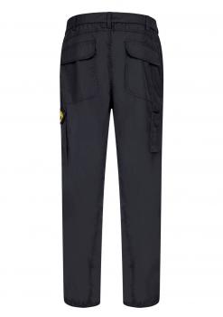 Das Bild zeigt eine schwarze Hose mit schmalem Schnitt. Sie hat seitlich aufgesetzte Taschen und eine kleine gelbe Logoplatte. Der Stoff wirkt robust und glatt.