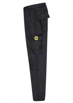 Das Bild zeigt eine schwarze Cargo-Hose. Sie hat seitliche Taschen und einen großen runden Aufnäher in gelb auf dem Oberschenkel. Die Hose ist gerade geschnitten und wirkt robust.