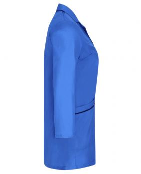 Auf dem Bild ist eine blaue Jacke zu sehen. Sie hat einen einfachen, schlichten Schnitt mit einem langen Ärmel und einer Tasche auf der Vorderseite. Der Stoff wirkt glatt und modern.