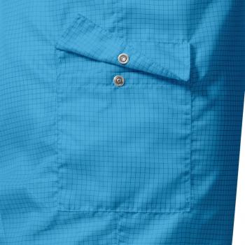 Das Bild zeigt einen Ausschnitt von blauer Stofftextur mit einem Karomuster. Links ist eine kleine Tasche zu sehen, die mit zwei Druckknöpfen geschlossen ist.