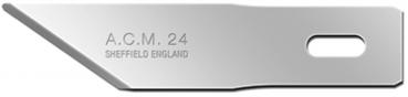 Das Bild zeigt eine scharfe, flache Klinge aus Metall. Sie hat eine abgeschrägte Kante und eine Öffnung zur Befestigung. Auf der Klinge steht ?A.C.M. 24 SHEFFIELD ENGLAND?.