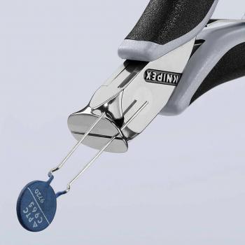 The image shows a pair of pliers in metallic silver with a black handle. At the tip, a blue, round clip is being held, which bears the number 0820.