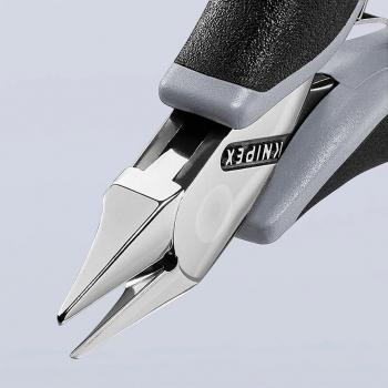Das Bild zeigt eine Zange mit spitzen, scharfen Greifern. Der Griff ist schwarz mit grauen Details. Die Zange hat eine glänzende, metallische Oberfläche und ein präzises Design.