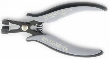 Das Bild zeigt eine Zange mit grauen Griffen und einer Metallspitze. Die Griffe sind ergonomisch geformt und haben eine Feder, die das Öffnen erleichtert.